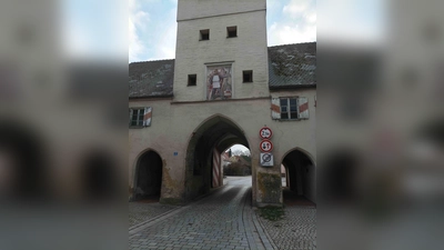 <b>Im Oberen Tor</b> des Pöttmeser Marktplatzes ist der Stammvater der Familie von Gumppenberg zu sehen: Hildebrand von Vohburg kaufte 1280 das Dorf Pöttmes, baute auf dem Gumppenberg eine Burg und nannte sich fortan nach seinem neuen Stammsitz.<br> (Foto: Wilhelm Wagner)