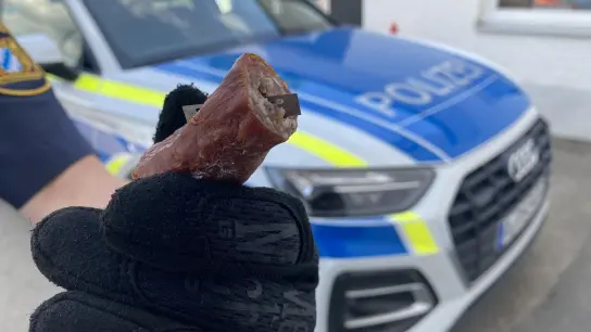 Das rund fünf mal zwei Zentimeter große Stück Salami war mit einer Rasierklinge präpariert. Die Polizei rät Hundebesitzern zu erhöhter Vorsicht und sucht Zeugen. (Foto: Polizei Schwabmünchen)