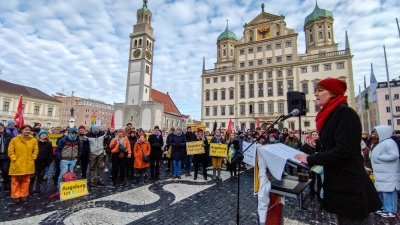 Anna Rasehorn von der Augsburger SPD bei der Kundgebung gegen Rechtsextremismus auf dem Augsburger Rathausplatz.  (Foto: Maximilian Tauch)