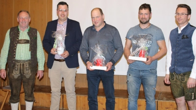 <b>Maschinenring-Vorsitzender</b> Michael Lutz (links) und Geschäftsführer Christoph Luderschmid (rechts) übergaben an die drei Gewinner der Verlosung bei der Mitgliederversammlung schöne Preise. (Foto: Franz Hofner)