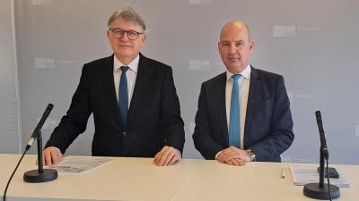 Schwabens IHK-Präsident Reinhold Braun (links) und IHK-Hauptgeschäftsführer Marc Lucassen stellten die aktuelle Konjunkturumfrage vor.  (Foto: Markus Höck)