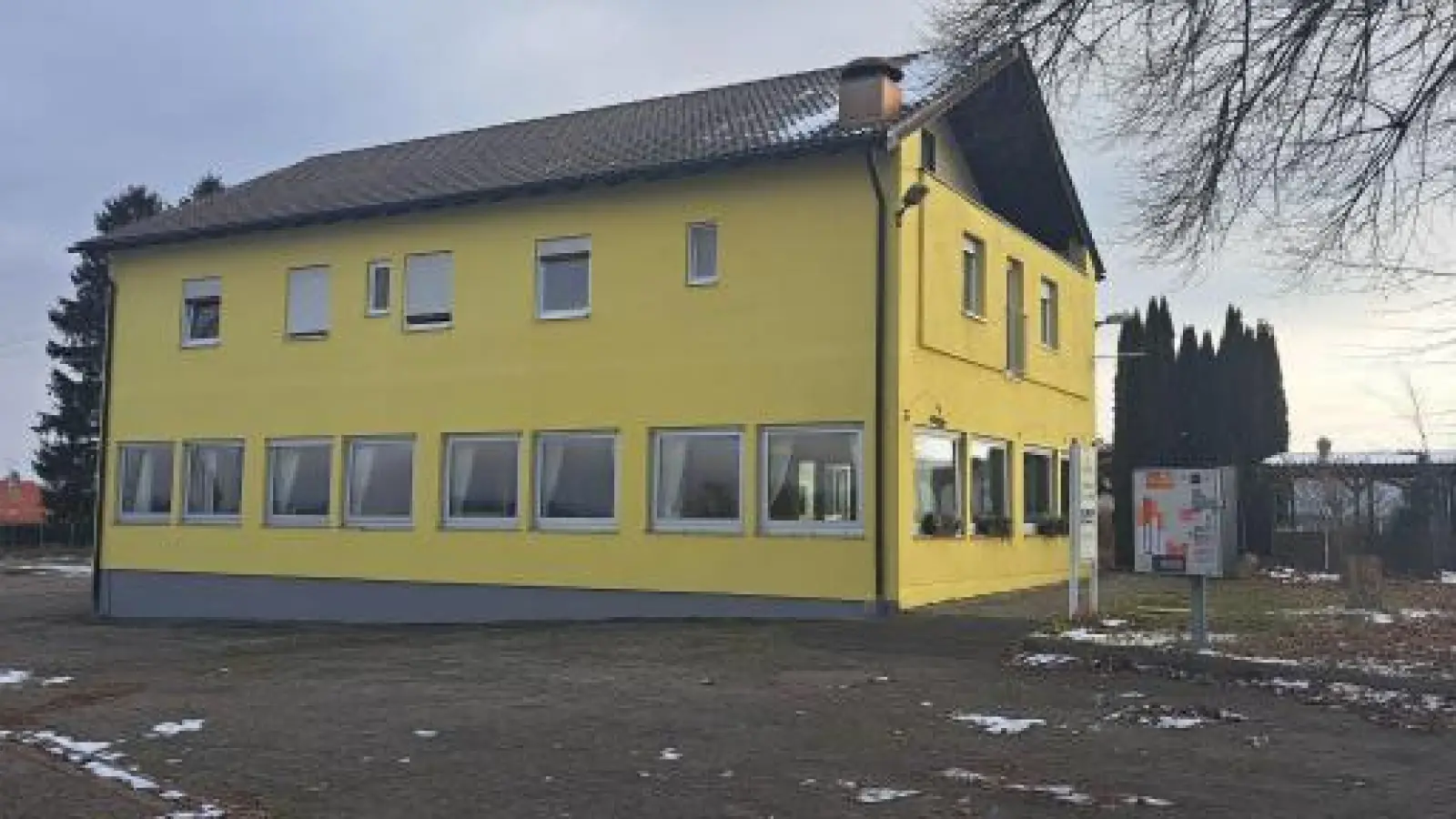 Die Luana-Schule   plant, in einen ehemaligen Landgasthof einzuziehen. Nun gaben das Landratsamt und der Gemeinderat Kutzenhausen grünes Licht für das Vorhaben. 	Fotos: Markus Höck (Fotos: Markus Höck)