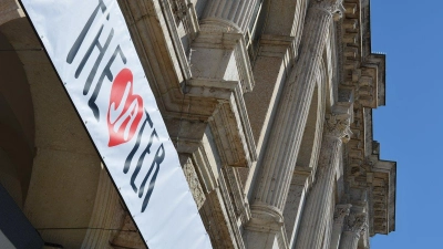 Das rote Herz mit dem weißen „Ja” ist das Markenzeichen der Sanierungsbefürworter und schmückt freilich auch das Große Haus des Augsburger Theaters. Foto: David Libossek