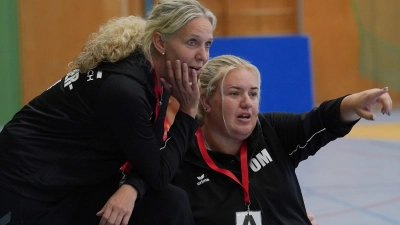<b>Christina Seidel</b> (links) und Oliver Meier, die beiden Trainerinnen der Aichacher Handballerinnen, lobten die kämpferische Leistung ihrer Mannschaft beim 28:25-Auswärtserfolg bei der SG Biessenhofen-Marktoberdorf. (Foto: Siegfried Kerpf)
