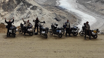 <b>Die Reisegruppe</b> aus dem Wittelsbacher Land am Durung Grung Gletscher in Zanskar, im westlichen Teil des Himalaya-Gebirges.  (Foto:  Franz Grieser)