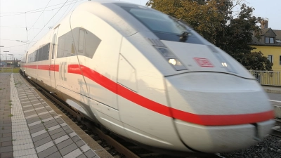 Im ICE von München nach Augsburg hat ein Passagier einen Zugbegleiter tätlich angegriffen.  (Symbolfoto: mjt)