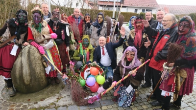 <b>Beim Gruppenfoto</b> mit Gemeinderäten nahmen die Hexen Bürgermeister Markus Hertlein in die Mitte. Zuvor hatte selbstverständlich seine Krawatte dran glauben müssen.  (Foto: Josef Ostermair)