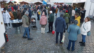 Trotz hervorragenden Winterwetters blieb die Zahl der Besucher des Pöttmeser Nikolausmarktes überschaubar. (Foto: Wilhelm Wagner)