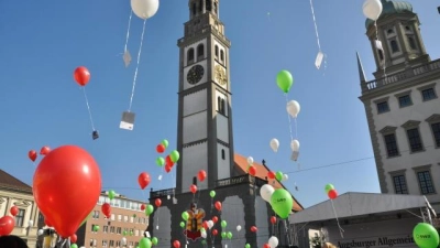 Beim letzten Glockenschlag<br> lassen die Kinder stündlich ihre Luftballone steigen. (Foto: Markus Höck)