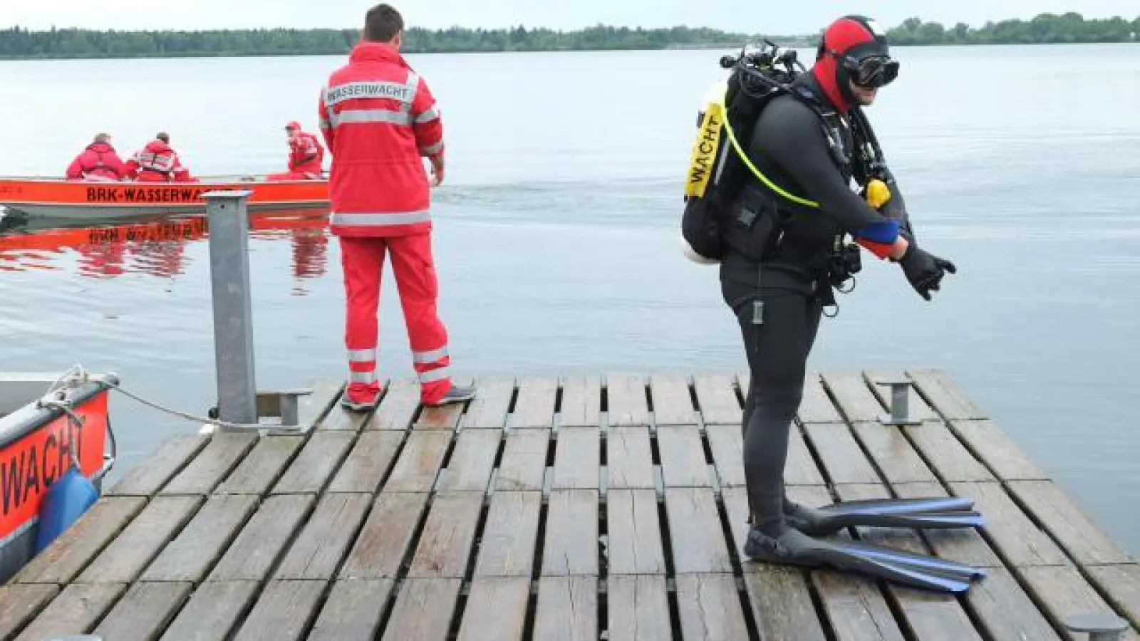 Taucher der Wasserwacht brauchte es zwar nicht, dafür aber einen mit einem speziellen Wasserrettungsanzug ausgerüsteten Feuerwehrmann, um den 29-Jährigen aus der Paar zu retten.