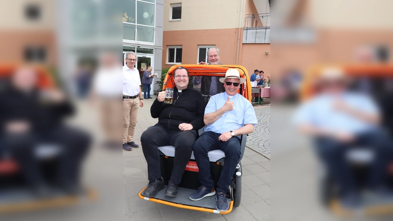 <b>Pfarrer Simon Fleischmann</b> und Diakon Michael Gastl dürften die Rikscha ausprobieren, mit Seniorenbeauftragtem Franz Czech als Fahrer.  (Foto: Helenen Monzer)
