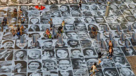 188 Menschen aus Aichach und Umgebung haben sich jüngst für das Kunstprojekt „Inside Out” fotografieren lassen. Die 1,50 Meter hohen Portraits sind Teil der Aichacher Kunstmeile und ab 26. Mai auf dem Reitberger-Turm in der Donauwörther Straße und an mehreren Orten in der Innenstadt zu sehen. (Foto: Brendan McCleary)