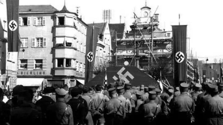 1938  war Aichach fest in der Hand der Nationalsozialisten. Durch Propaganda wuchs seit 1931 der Zugang zur NSDAP. Doch auch der Widerstand blieb ungebrochen.	Foto: Heinrich Bär senior / Repro: Elfriede Achter (Repro: Elfriede Achter)