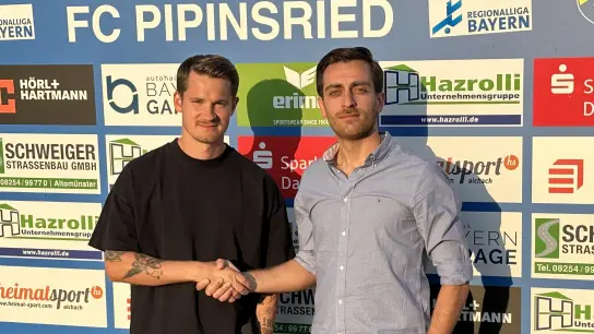 Der Sportliche Leiter des FC Pipinsried, Enver Maltas, begrüßt Neuzugang Ludwig Räuber.  (Foto: FCP)