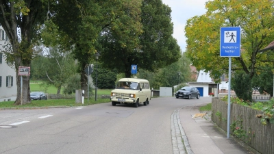 <b>Nähe Ortseingang Hilgertshausen</b> wurde zum Schutz der Schulkinder auf der Staatsstraße 2050 ein Übergang eingerichtet, der von Schulweghelfern betreut wird.  (Foto: Josef Ostermair)