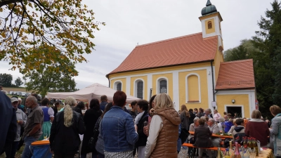 <b>Rund 150 Besucher</b> feierten erst mit einem Gottesdienst und danach auf dem Vorplatz der Au-Kapelle das Ende der Renovierung. (Foto: Katharina Wachinger)