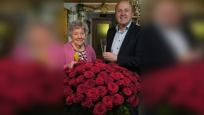 <b>Vor 90 roten Rosen</b> erhob die gutgelaunte Jubilarin Anni Glas zusammen mit Bürgermeister Markus Hertlein das Glas.  (Foto: Josef Ostermair)