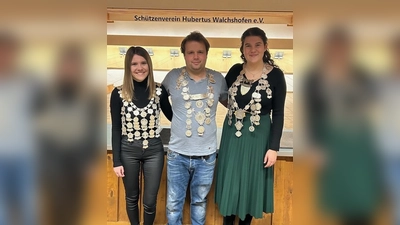 <b>Im Rahmen der Weihnachtsfeier</b> wurden bei Hubertus Walchshofen die neuen Schützenkönige bekannt gegeben. Für die Saison 2023/2024 repräsentieren (von links) Julia Thum (14 Teiler) in der LG- Schützenklasse, Sarah Heigemeir (29 Teiler) in der LG-Jugendklasse und Johannes Wörle (73 Teiler) in der LP-Klasse den Verein. (Foto: Heigemeir)