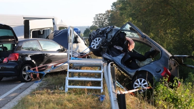 <b>Zu einem schweren Unfall</b> kam es am Freitagmorgen auf der B&#32;300 zwischen Kühbach-Nord und Kühbach-Süd. Eine 42-Jährige war in ihrem Wagen eingeklemmt und musste von der Feuerwehr befreit werden.  (Foto: Erich Hoffmann)
