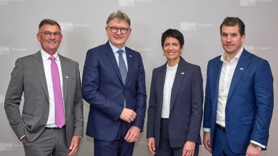 Für die Amtszeit bis 2028 wurden gewählt: Reinhold Braun (zweiter von links) und seine Stellvertreter Gerd Stiefel, Dorothee Buhmann und Peter Leo Dobler (von links). (Foto: Peter Fastl /IHK Schwaben)