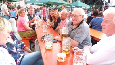 <b>Am Wochenende</b> verwandelt sich der Altomünsterer Marktplatz zum Marktfest in einen riesigen Biergarten.  (Foto: Gisela Huber)