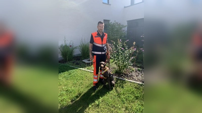 Erfolgreiche Retter: Hundeführer Dominik Strehle und Lui fanden eine Person im Landkreis Dillingen, die weder von einer Drohne, noch von Fußstreifen entdeckt wurde. (Foto: Malteser Augsburg)