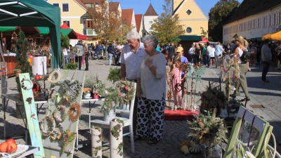 <b>Blauer Himmel,</b> gute Laune: Der Herbstmarkt in Pöttmes lockte so viele Besucher an, wie schon lange nicht mehr.  (Foto: Willi Wagner)