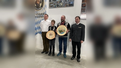 <b>Beim SV Jägerblut Laimering</b>gratulierten Sportleiter Peter Prieglmeir (links) und Schützenmeister Josef Rohrmoser (rechts) den Königen Josef Rohrmoser Junior (Zweiter von links/Jugend), und Günther Römmelt (Zweiter von rechts). (Foto: Sabrina Sulzberger)