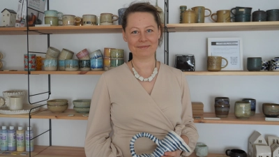 <b>Neben Deko- und Gebrauchsgegenständen</b> fertigt Eva Süss auch Schmuck, wie zum Beispiel die Halskette, die sie auf dem Bild trägt. (Foto: Katharina Wachinger)