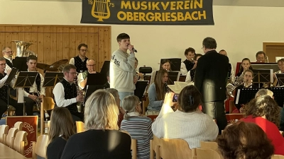 Cedrik Wenger aus Aresing trat beim Neujahrskonzert des Musikvereins Obergriesbach am Sonntag mit zwei Stücken auf. Der hoffnungsvolle Nachwuchssänger wurde mit viel Beifall bedacht.  (Foto: Fabian Fischer)