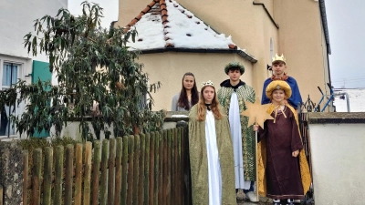 Das Bild zeigt vor der Pfarrkirche (von rechts) die vier Sternsinger Simon (14), Nils (13), Valentin (15) und Magdalena (15) sowie Begleiterin Clarissa. (Foto: PG Dietkirch)
