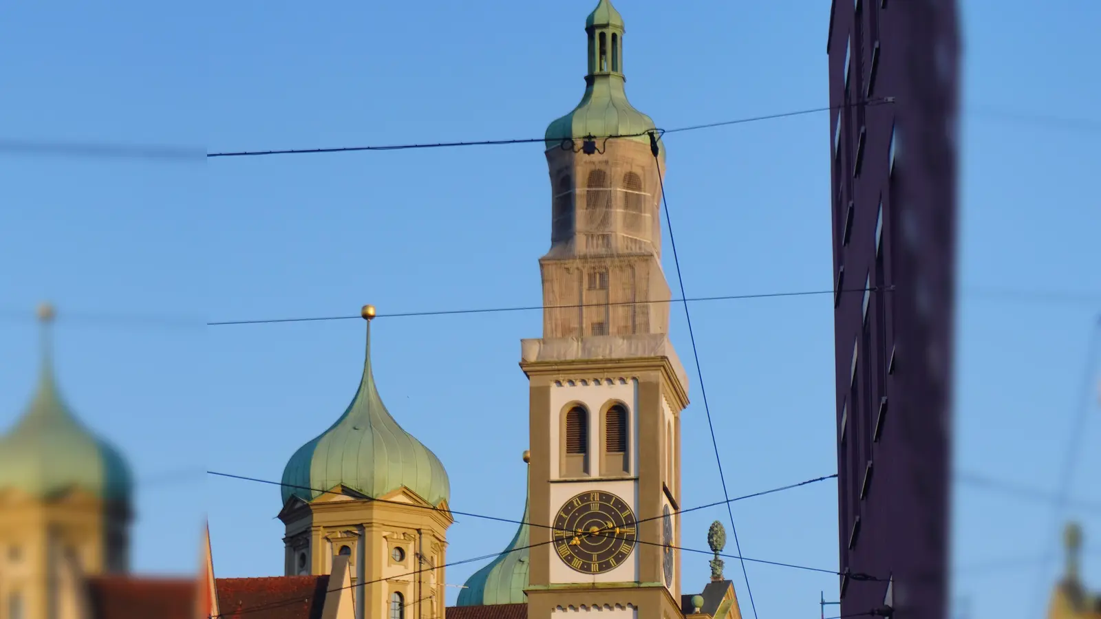 Der Augsburger Perlachturm ist marode und seit 2017 gesperrt. Ein Netz soll möglichen Steinschlag verhindern. (Foto: Maximilian Tauch)