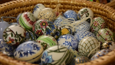 <b>Das künstlerische Schaffen</b> von Ingrid Kreuscher Lindenmeyer umfasst rund 1000 Stücke, darunter kleine und große bemalte Eier sowie Porzellanengel. (Foto: Lea Heußer)
