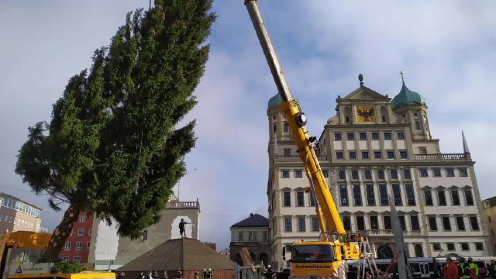 Der „Christbaum für Alle”   ist auch im Corona-Jahr auf dem Augsburger Rathausplatz aufgestellt worden.	Foto: Patrick Bruckner (Foto: Patrick Bruckner)
