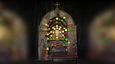 <b>Das „Heilige Grab”</b> von Hohenzell mit seinen Glaskugeln, die mit gefärbtem Wasser gefüllt sind. (Foto: Gisela Huber)