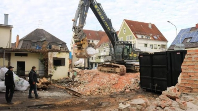Seit vergangener Woche wird das Haus abgerissen, das früher die Metzgerei Seemiller war.	Fotos: Natascha Höck (Foto: Natascha Höck)